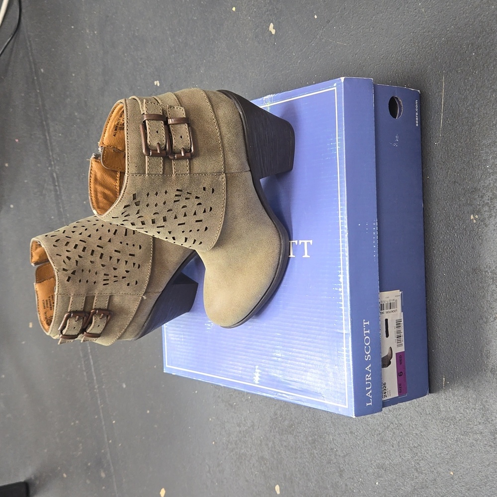 Laura Scott Grey booties, size 6